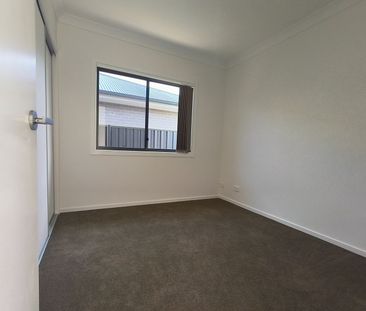 Beautifully Built 2 Beds Flat – Separate Entry with Concrete Sidepa... - Photo 5