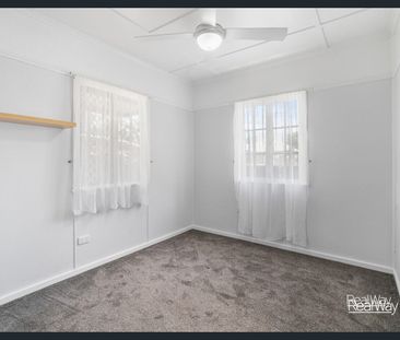 Spacious Updated Family Home In Newtown - Photo 4