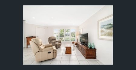 Luxurious and Spacious Family Home with Pool - Beautiful Newport Waterfront Views! - Photo 4