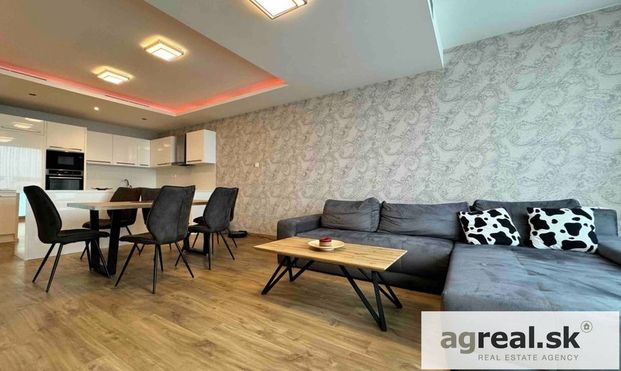 Priestranný 4-izbový byt na 11.p. projekt River park, 2 x balkón-terasa, 2 x parking - Photo 1