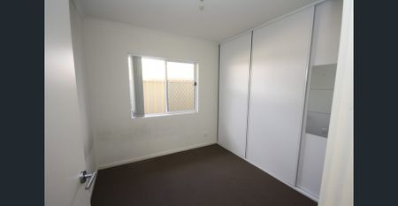 LOVELY MODERN 3 BR HOME WITH FRESH PAINT THROUGHOUT - Photo 4