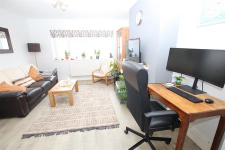 2 bedroom Maisonette to let - Photo 4