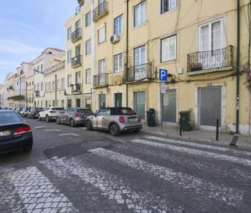 Room for rent in 9-bedroom apartment in Estrela, Lisbon - Photo 2