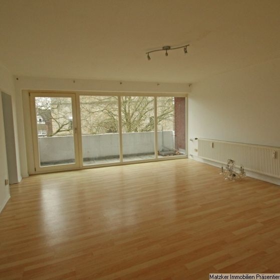 Zentral, geräumig, mit Balkon und Einbauküche! - Foto 1