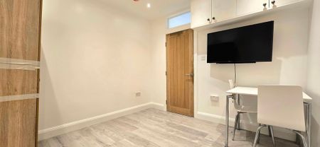 1 Bedroom Studio Apartment, Kingston Road, London - Photo 2