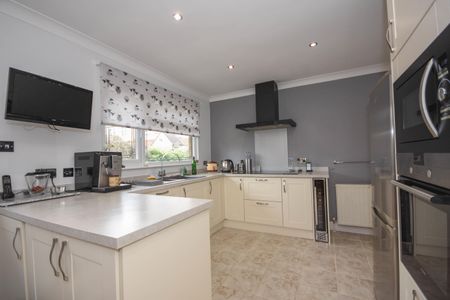 Lewis Close, ., Shenfield - Photo 4
