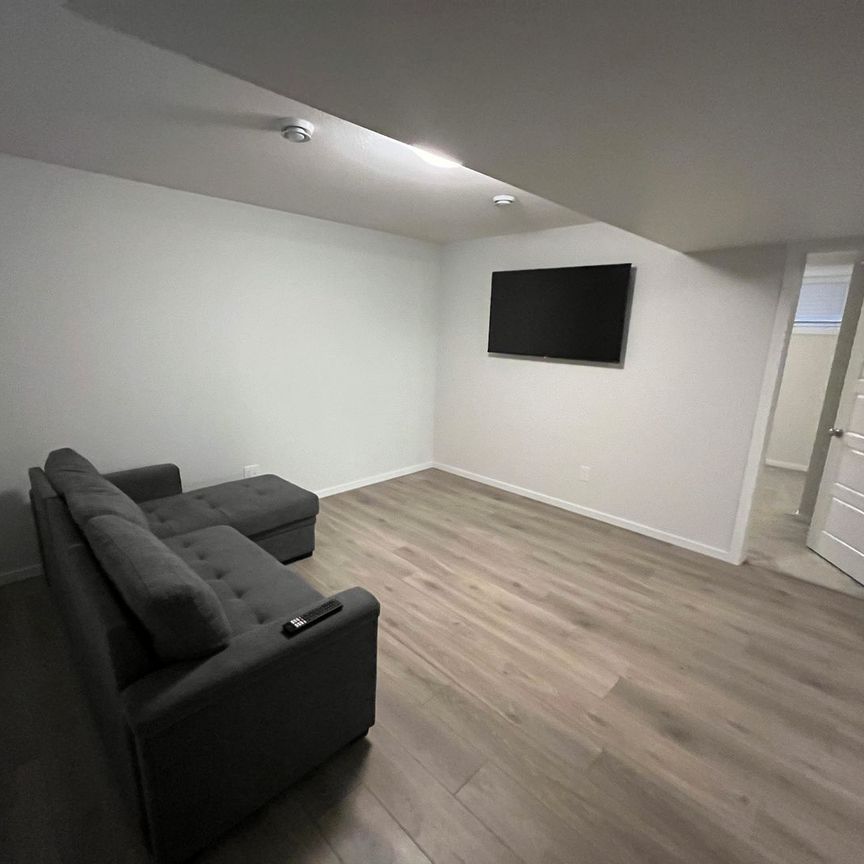 Kensington - 1 Bedroom/ 1 Bathroom Lower Suite - 846 Labine Cres - Photo 1