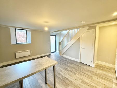 2 bedroom mews to rent - Photo 2