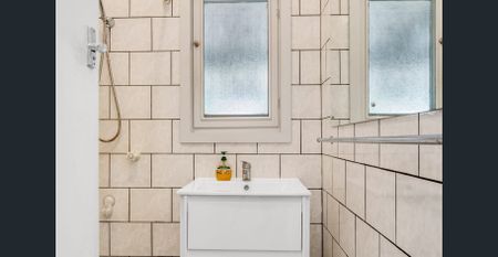 Renovated 3 bedroom home - Photo 4