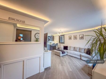 3 bedroom detached house to rent - Photo 2