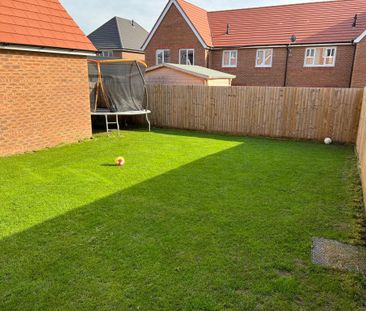 Modern 2022 Built Detached Home near Hospital – Perfect for Familie... - Photo 2