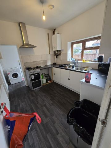 Room in a Shared House, Sladefield Road, B8 - Photo 4