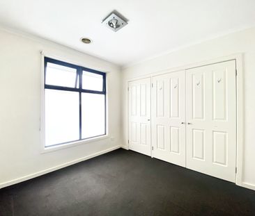 FOUR BEDROOM TOWNHOUSE IN QUIET STREET - Photo 5