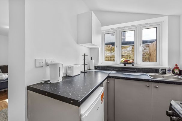 Studio Flat, Carmichael Road, SE25 - Photo 1