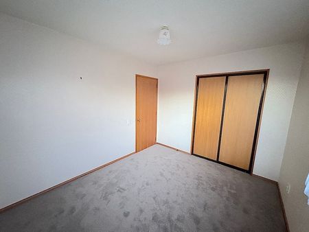 A home neat as a pin with new carpet - Photo 3