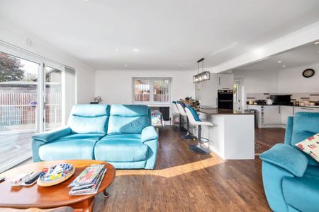 2 bedroom detached bungalow to rent - Photo 2