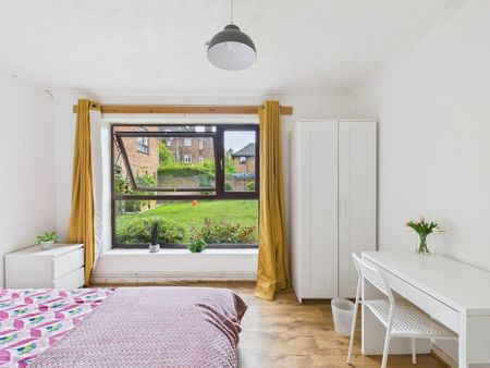 1 bedroom in a flat share to rent - Photo 3