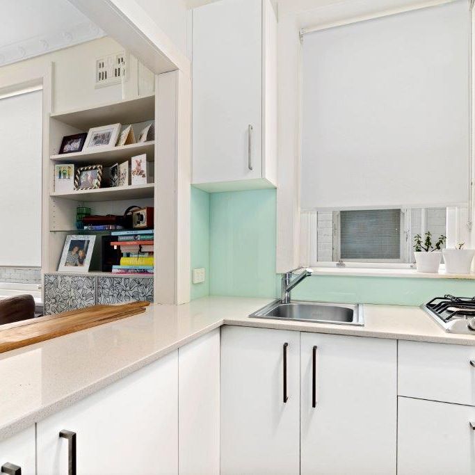 Semi Furnished Freshly Painted One Bedroom Apartment in the Heart of Darlinghurst - Photo 1