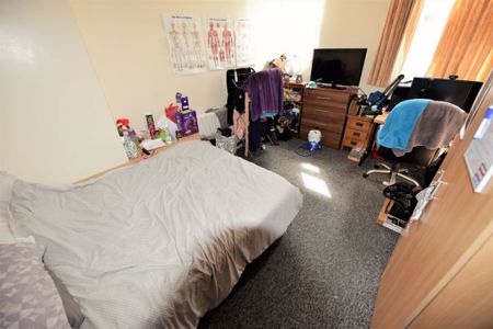 7 bedroom Flat in Wood Lane, Leeds - Photo 3