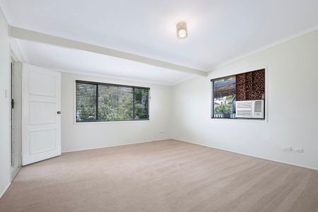 Spacious Renovated 3-Bedroom Home with Air-Con, Huge Storage & Caravan Parking - Photo 4