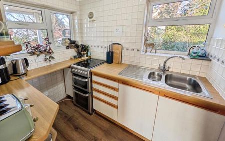 WOW! A truly stunning and improved top floor apartment set in amazing grounds and close to the High Street too. With loads of natural light and amazing skyline views this really is a fantastic opportunity. Call NOW to book your viewing!! - Photo 5