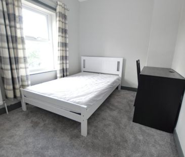 4 bedroom end of terrace house to rent - Photo 6