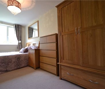 2 bedroom Flat in English Court, Wokingham - Photo 3