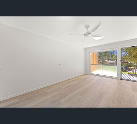 60 Ridgeway Avenue, Southport, Qld 4215 - Photo 4