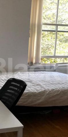 Large studio set within a period house with access to a large communal garden. - Photo 1