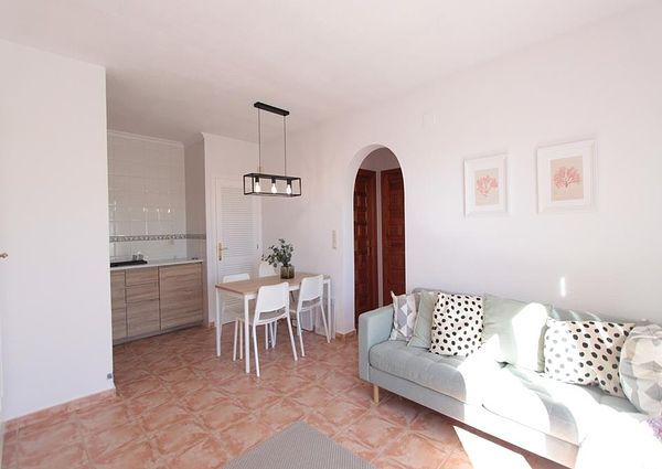 This apartment situated on Pueblo de la Paz, consists of an open plan lounge dining