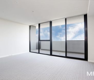Large and light filled apartment that really hits 'The Marque!' - Photo 2