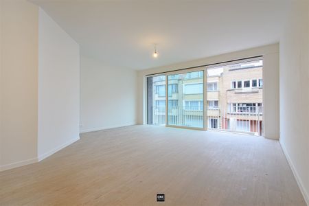 Zonnig en lichtrijk nieuwbouwappartement met 2 slaapkamers in het centrum van Knokke, in een zijstraat van de Dumortierlaan. - Photo 2