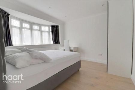 5 bedroom semi-detached house to rent - Photo 4