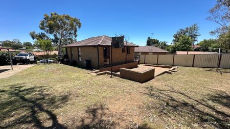 Spacious 3 Bedroom Home with Pet Friendly Yard !!! - Photo 4