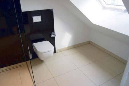 Jetzt aber! Schickes Dachgeschoss + Parkett + Fußbodenheizung + Loggia + tolles Bad + LED-Licht - Photo 3