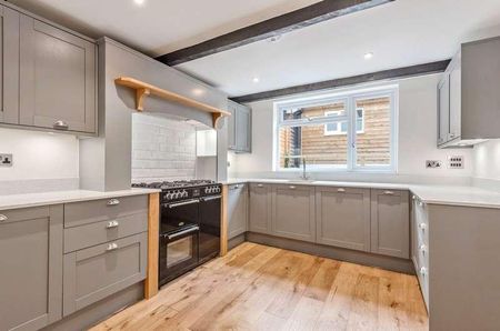 Buckle Cottage, Blackheath Lane, Blackheath, Guildford, Surrey, GU4 - Photo 4
