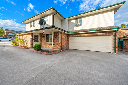 Spacious Freestanding Townhouse with Double Garage - Photo 4