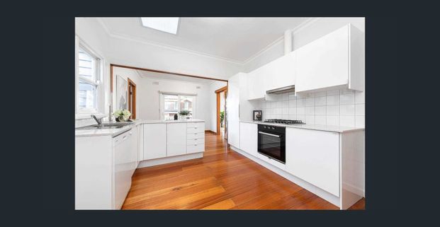 Light and bright family home - Photo 1