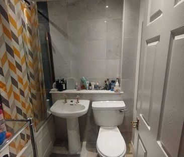 Room in a Shared House, Swallow Gardens, SW16 - Photo 3