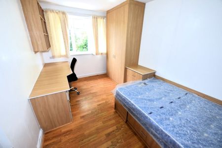 3 bedroom Flat in St Annes Road, Leeds - Photo 4