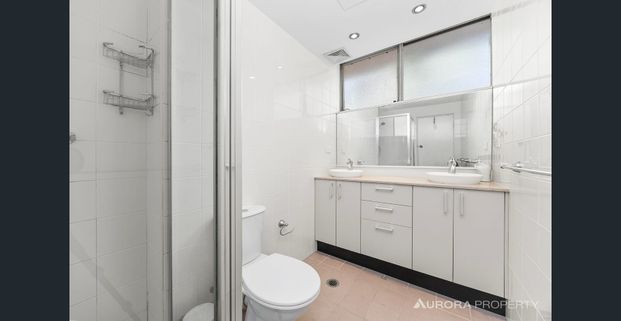 Panoramic Views & Prime Location – Spacious & Furnished 2 Bedroom Apartment - Photo 1