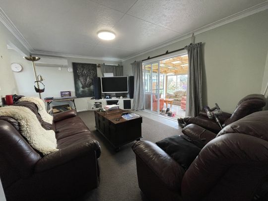 Extra Large family home in Kingswell - Photo 1