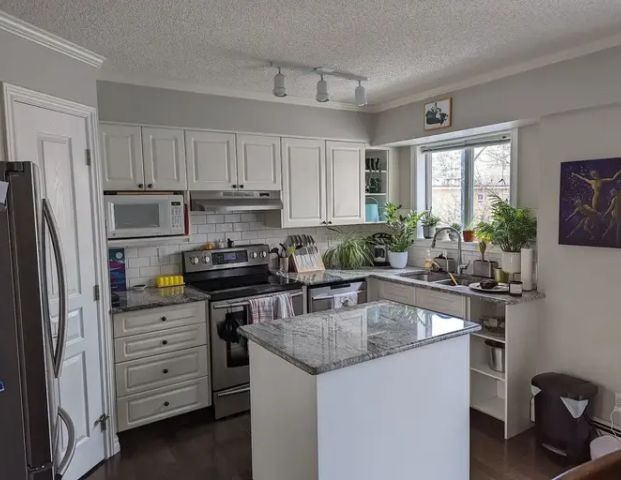 Beautiful and Convenient 2 Bed 2.5 Bath 2 Parking Beltline Townhouse | 1503 11 Street SW, Calgary - Photo 1