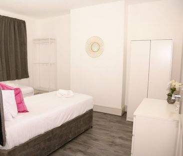 4 Bed Terraced House, Golders Rise, NW4 - Photo 2