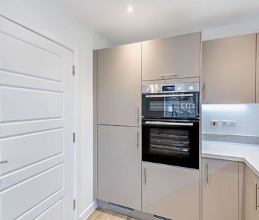 A modern four bedroom family home with private garden and parking - Photo 4
