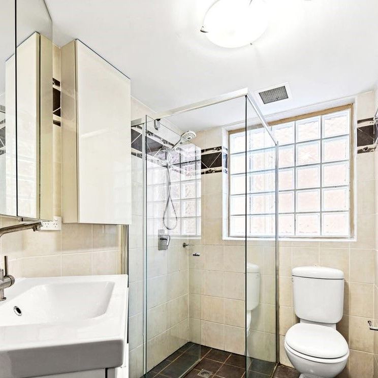 Stylish Apartment Offering Comfort and Convenience in the Heart of Ashfield - Photo 1