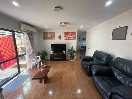 Modern 4 BR Home-Flat Bush, Available in Jan - Photo 2