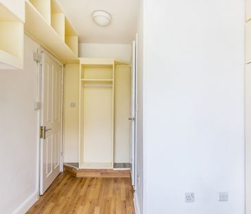 4 Bed Terraced House, Berwick Road, E16 - Photo 2