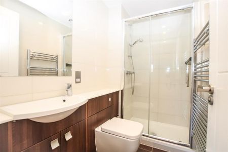 3 bedroom flat to rent - Photo 3