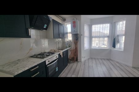 1 Bed Flat, Grosvenor Road, IG1 - Photo 2
